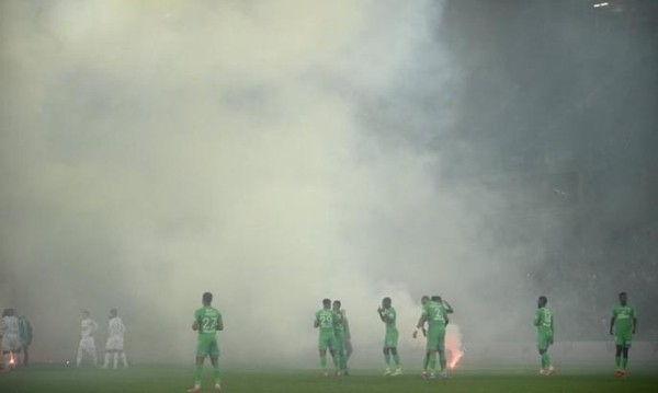 Футбол.  "Сент-Этьен" впервые за 18 лет вылетел из высшего дивизиона Франции. Фанаты устроили хаос, игроки бежали с поля
  