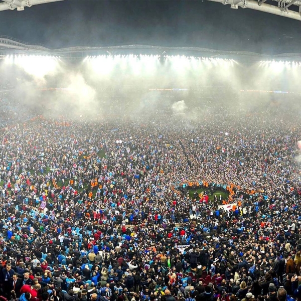 Первое чемпионство за 38 лет – и счастливые фанаты «Трабзонспора» на поле. Их так много, что не видно газона 