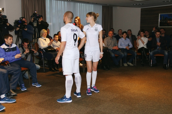 Клубы в Беларуси забили на презентацию новой формы перед сезоном-2022, да и меняли ее не многие &ndash; даже у БАТЭ старый комплект