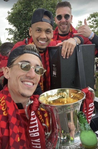 Тысячи фанатов, кубки и счастливые игроки – это парад «Ливерпуля» после финала ЛЧ. Так, а они точно проиграли? Тысячи фанатов, кубки и счастливые игроки – это парад «Ливерпуля» после финала ЛЧ. Так, а они точно проиграли?