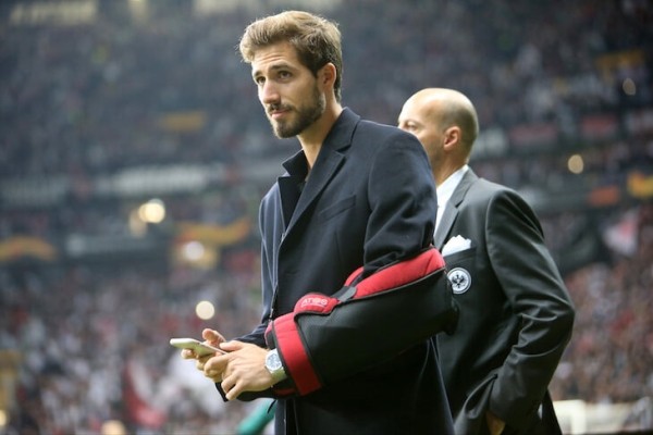 Босс «Айнтрахта» – хиповый дед: поднял клуб из руин, рулит дискотеками на Ибице, приглашает бездомных домой на Рождество Босс «Айнтрахта» – хиповый дед: поднял клуб из руин, рулит дискотеками на Ибице, приглашает бездомных домой на Рождество