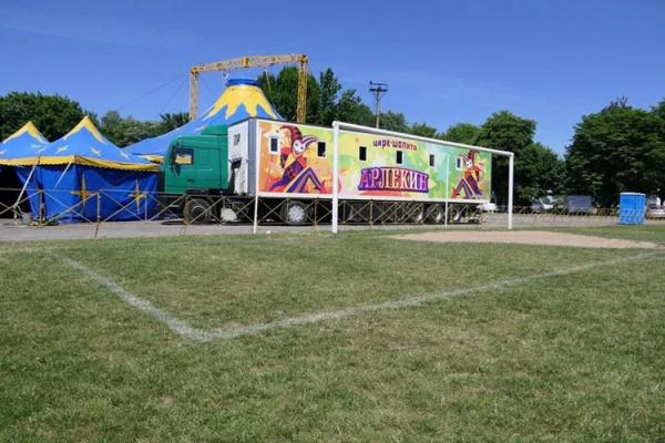 ﻿В Барановичах наконец-то открывают стадион: там пасли верблюдов, Кондратьев негодовал от газона, а после ремонта планировал играть «Рух» (но исчез раньше)