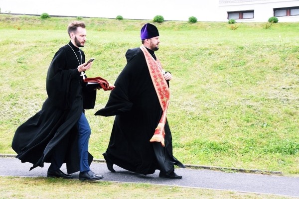 Тихон смешал спорт и попов у родной деревни: бежали под беспрестанный звон колоколов, окропляли на ходу Тихон смешал спорт и попов у родной деревни: бежали под беспрестанный звон колоколов, окропляли на ходу