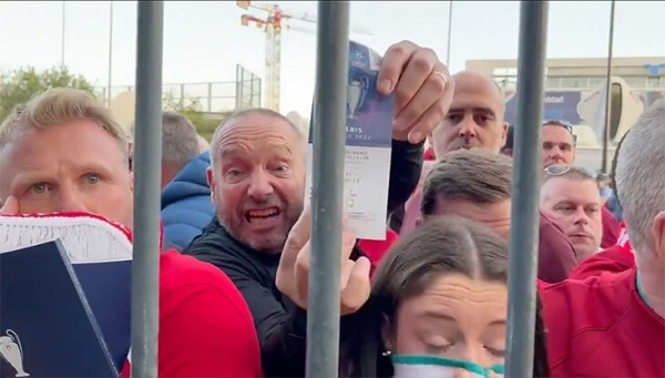 Хаос в Париже, из-за которого финал ЛЧ задержался на 36 минут. Был даже слезоточивый газ Хаос в Париже, из-за которого финал ЛЧ задержался на 36 минут. Был даже слезоточивый газ