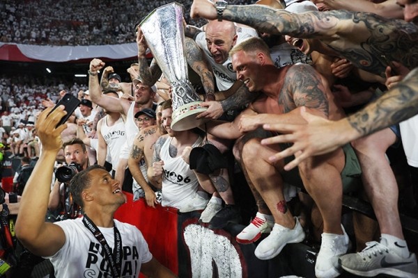 Подзарядка позитивом происходит здесь – от счастливого «Айнтрахта»! Взяли еврокубок после перерыва в 42 года и ушли в отрыв