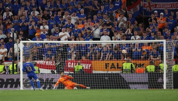 Футбол. "Айнтрахт" победил "Рейнджерс" в серии пенальти и выиграл Лигу Европы
Футбол. "Айнтрахт" победил "Рейнджерс" в серии пенальти и выиграл Лигу Европы