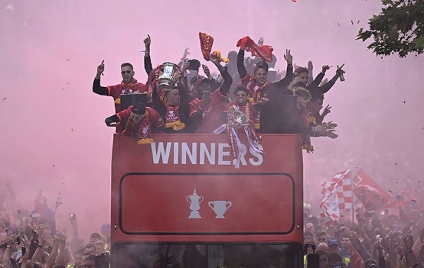 Тысячи фанатов, кубки и счастливые игроки – это парад «Ливерпуля» после финала ЛЧ. Так, а они точно проиграли? Тысячи фанатов, кубки и счастливые игроки – это парад «Ливерпуля» после финала ЛЧ. Так, а они точно проиграли?