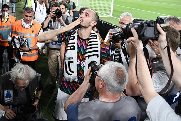 Кьеллини красиво попрощался: никаких слез, только широченная улыбка. Сделал круг почета прямо во время матча! Кьеллини красиво попрощался: никаких слез, только широченная улыбка. Сделал круг почета прямо во время матча!