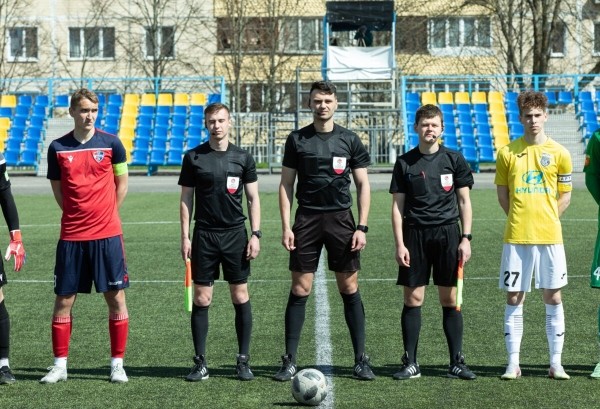 Комедия в Кубке: арбитр забыл, что до пенальти есть допвремя – а вместо бана назначен на переигровку (как и скандальный ведущий «Судите с нами») Комедия в Кубке: арбитр забыл, что до пенальти есть допвремя – а вместо бана назначен на переигровку (как и скандальный ведущий «Судите с нами»)