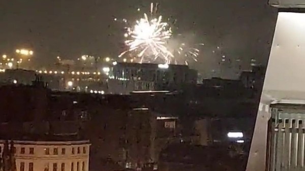 Фанаты «Эвертона» дважды выбежали на поле. Сначала праздновали камбэк, потом – невылет из АПЛ Фанаты «Эвертона» дважды выбежали на поле. Сначала праздновали камбэк, потом – невылет из АПЛ