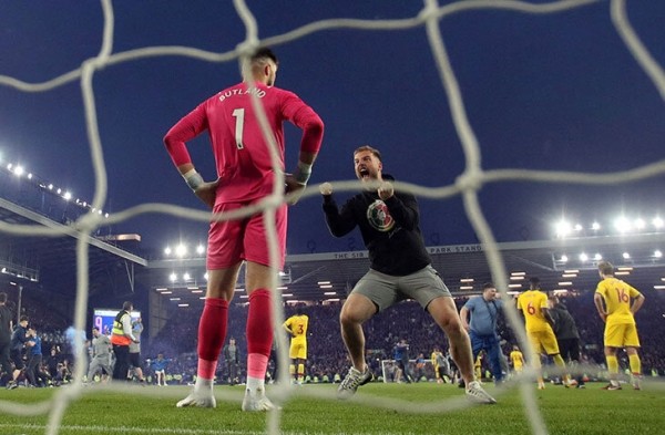 Фанаты «Эвертона» дважды выбежали на поле. Сначала праздновали камбэк, потом – невылет из АПЛ Фанаты «Эвертона» дважды выбежали на поле. Сначала праздновали камбэк, потом – невылет из АПЛ