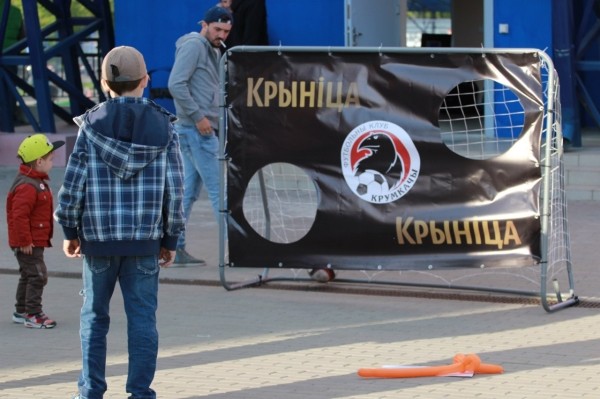 Глеб стаяў у праходзе, бо не хапіла месца, будучы спонсар закахаўся ў клуб, у фанатаў былі свае разборкі. Помніце, як «Крумкачы» раскаталі «Дынама» 4:1?