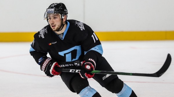 Хоккеист Роман Горбунов подписал новый контракт с минским "Динамо"