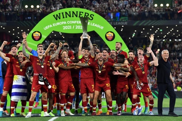 Футбол. "Рома", одолев "Фейеноорд", стала первым в истории победителем Лиги конференций
Футбол. "Рома", одолев "Фейеноорд", стала первым в истории победителем Лиги конференций