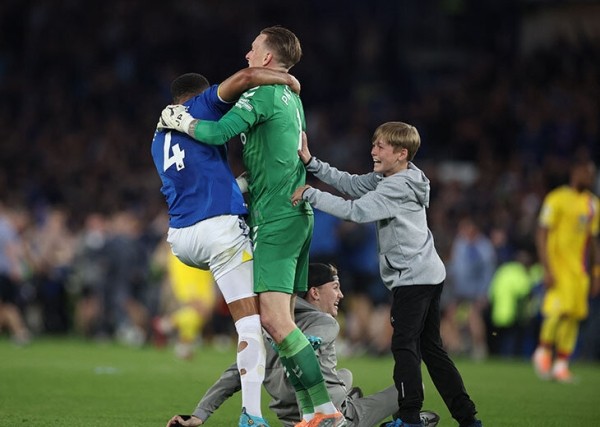 Фанаты «Эвертона» дважды выбежали на поле. Сначала праздновали камбэк, потом – невылет из АПЛ Фанаты «Эвертона» дважды выбежали на поле. Сначала праздновали камбэк, потом – невылет из АПЛ