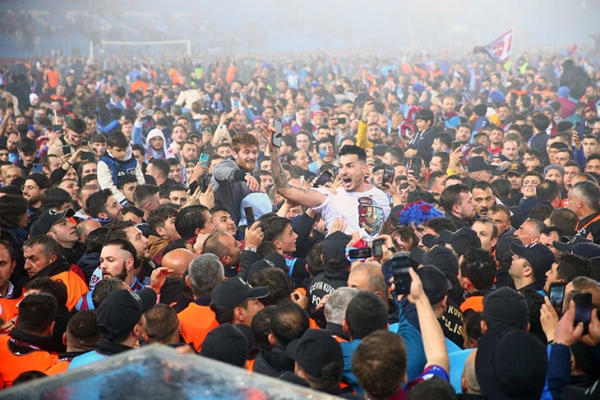 Первое чемпионство за 38 лет – и счастливые фанаты «Трабзонспора» на поле. Их так много, что не видно газона 