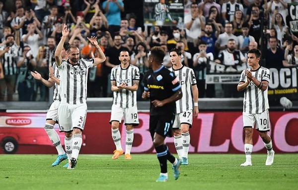 Кьеллини красиво попрощался: никаких слез, только широченная улыбка. Сделал круг почета прямо во время матча! Кьеллини красиво попрощался: никаких слез, только широченная улыбка. Сделал круг почета прямо во время матча!