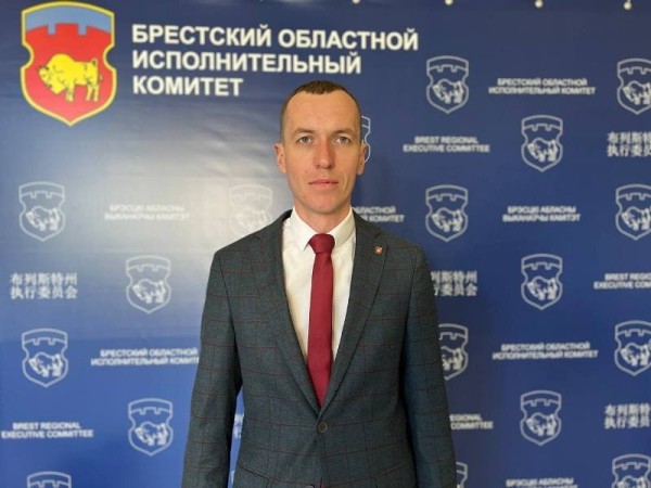 Молодой с красно-зеленым значком и бывший школьный директор. Кто сейчас рулит делами в брестском «Динамо»