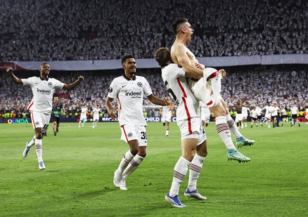 Подзарядка позитивом происходит здесь – от счастливого «Айнтрахта»! Взяли еврокубок после перерыва в 42 года и ушли в отрыв