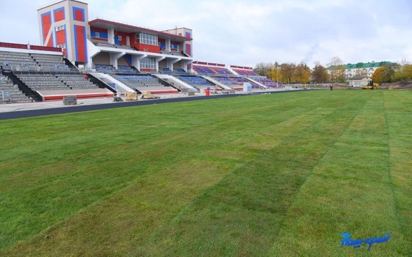 ﻿В Барановичах наконец-то открывают стадион: там пасли верблюдов, Кондратьев негодовал от газона, а после ремонта планировал играть «Рух» (но исчез раньше)