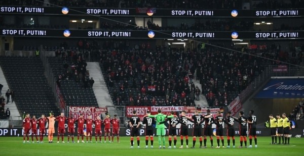 «Министр» ездит к атлетам и вешает лапшу: обещает сохранить доходы, несмотря на бан, уверяет, что 80% мира живет хуже Беларуси, песочит Тихановскую и не понимает Козеко