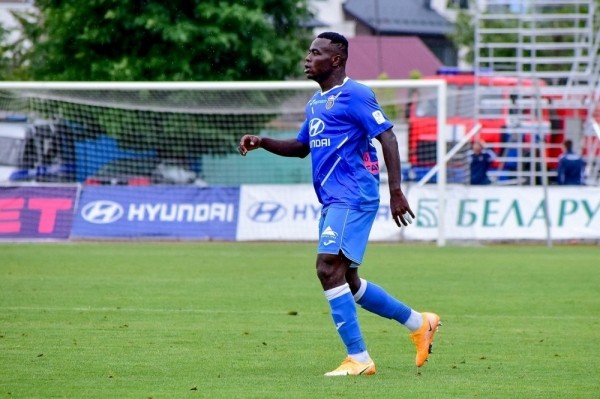 Футбол.  "Днепр" дважды отыгрывался, но все же уступил "Ислочи". Соса забил три гола, один из них — в свои ворота
  