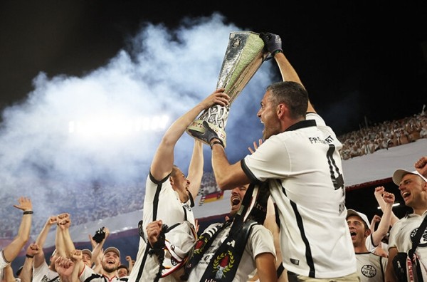 Подзарядка позитивом происходит здесь – от счастливого «Айнтрахта»! Взяли еврокубок после перерыва в 42 года и ушли в отрыв