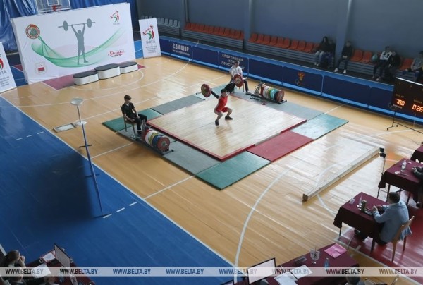 ФОТОФАКТ: Олимпийские дни молодежи по тяжелой атлетике проходят в Гомеле