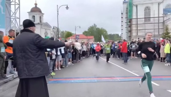 Тихон смешал спорт и попов у родной деревни: бежали под беспрестанный звон колоколов, окропляли на ходу Тихон смешал спорт и попов у родной деревни: бежали под беспрестанный звон колоколов, окропляли на ходу