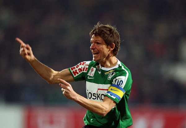 «Удары головой спасли мне жизнь». Тренер «Айнтрахта» вырос без отца, получил бизнес-образование и пережил кровоизлияние в мозг