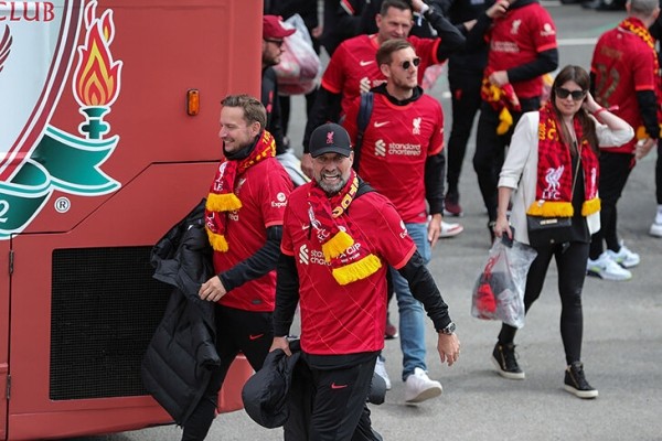 Тысячи фанатов, кубки и счастливые игроки – это парад «Ливерпуля» после финала ЛЧ. Так, а они точно проиграли? Тысячи фанатов, кубки и счастливые игроки – это парад «Ливерпуля» после финала ЛЧ. Так, а они точно проиграли?