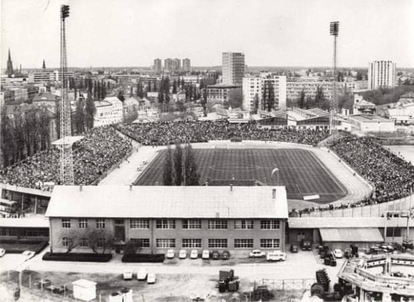 У сборной Беларуси по футболу новый «домашний» стадион – во втором по величине городе Сербии. Там играло «Динамо» Минск и пел Эрос Рамазотти