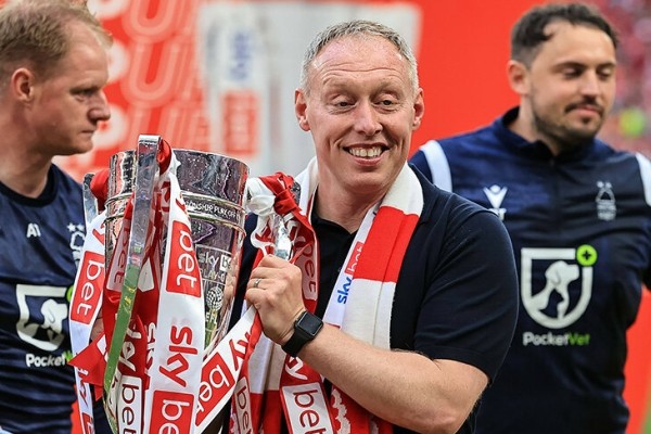 Легендарный «Ноттингем Форест» вернулся в АПЛ спустя 23 года. Ох, сколько же всего вытерпели фанаты 