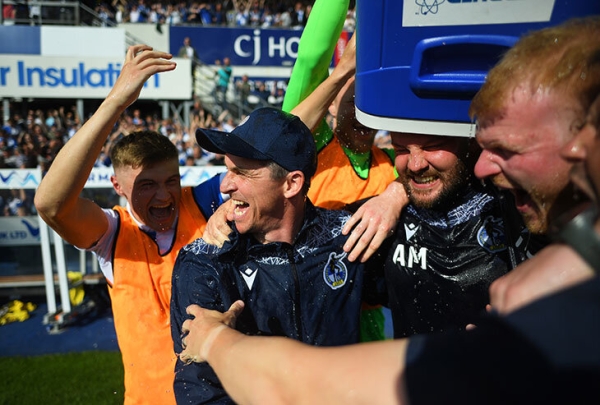 Команда английского Д4 шла в зоне вылета, но к последнему туру заработала шанс на повышение – в случае победы в семь мячей. И выиграла 7:0! Команда английского Д4 шла в зоне вылета, но к последнему туру заработала шанс на повышение – в случае победы в семь мячей. И выиграла 7:0!