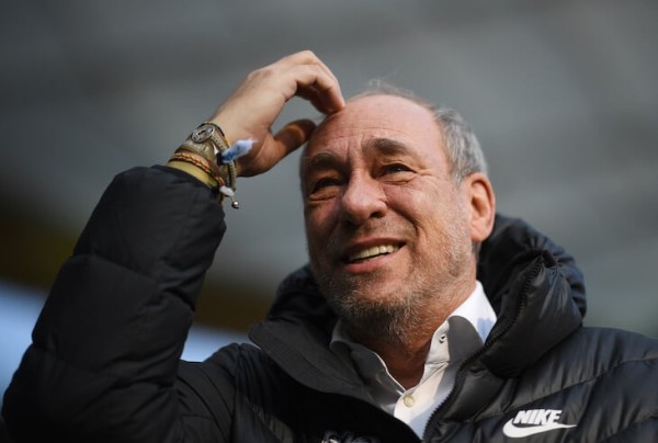 Босс «Айнтрахта» – хиповый дед: поднял клуб из руин, рулит дискотеками на Ибице, приглашает бездомных домой на Рождество Босс «Айнтрахта» – хиповый дед: поднял клуб из руин, рулит дискотеками на Ибице, приглашает бездомных домой на Рождество