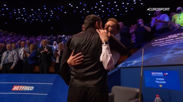 Ваш любимый Ронни О’Салливан взял рекордный ЧМ по снукеру – и это шоу: мешал судье кием, а после победы минуту обнимал соперника Ваш любимый Ронни О’Салливан взял рекордный ЧМ по снукеру – и это шоу: мешал судье кием, а после победы минуту обнимал соперника