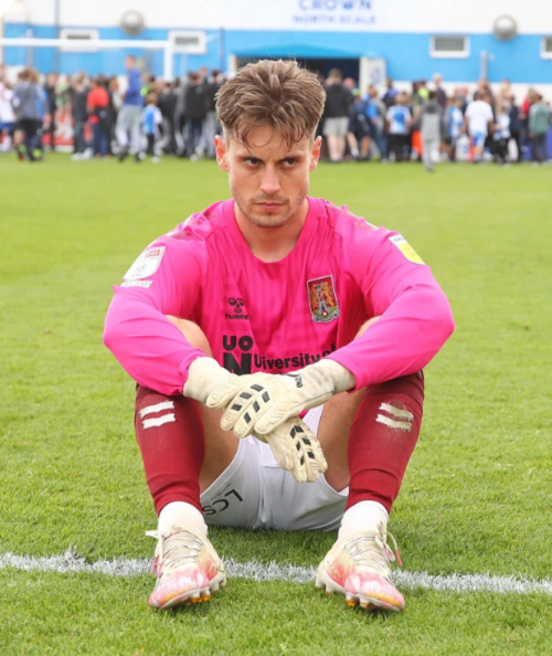 Команда английского Д4 шла в зоне вылета, но к последнему туру заработала шанс на повышение – в случае победы в семь мячей. И выиграла 7:0! Команда английского Д4 шла в зоне вылета, но к последнему туру заработала шанс на повышение – в случае победы в семь мячей. И выиграла 7:0!