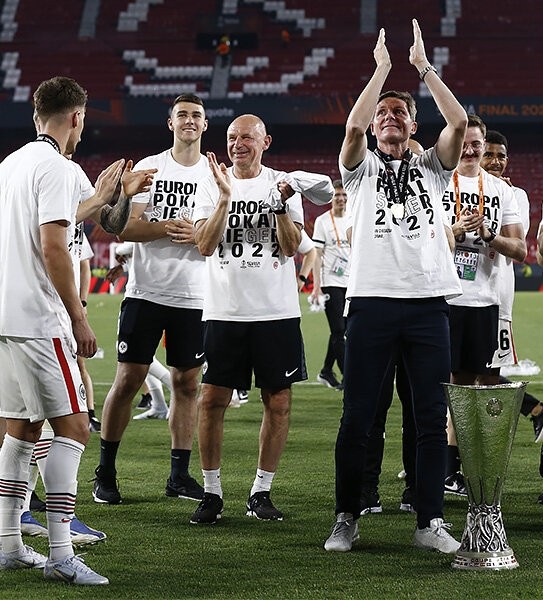 Оказывается, ЛЕ выиграл и украинец! Игорь Симонов играл за «Шахтер», работал на мебельной фабрике, а теперь уже 11 лет – в «Айнтрахте» Оказывается, ЛЕ выиграл и украинец! Игорь Симонов играл за «Шахтер», работал на мебельной фабрике, а теперь уже 11 лет – в «Айнтрахте»