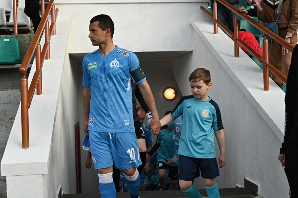 Футбол. Сергей Кисляк: будем стараться изменить то, что давно "Шахтер" не побеждали
Футбол. Сергей Кисляк: будем стараться изменить то, что давно "Шахтер" не побеждали