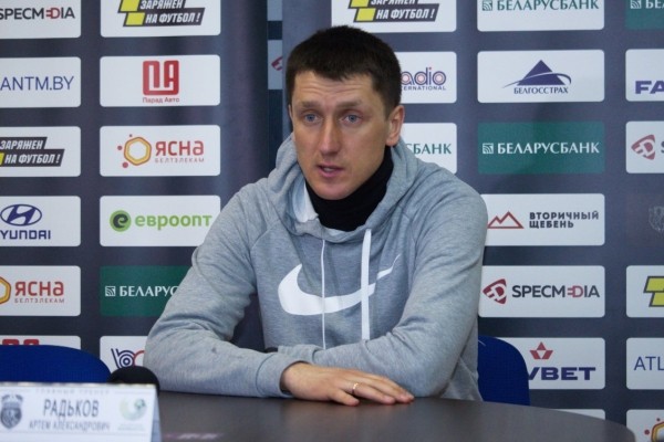 Футбол.  Артем Радьков о ситуации в "Ислочи": мы думаем, как футболистов покормить, а вы мне говорите, как первое место занять
 