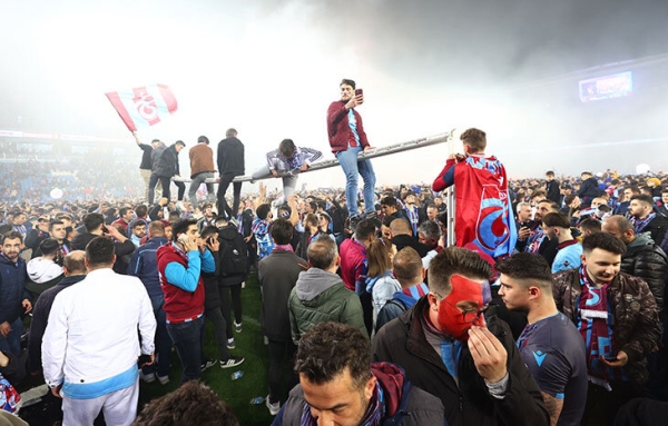Первое чемпионство за 38 лет – и счастливые фанаты «Трабзонспора» на поле. Их так много, что не видно газона 