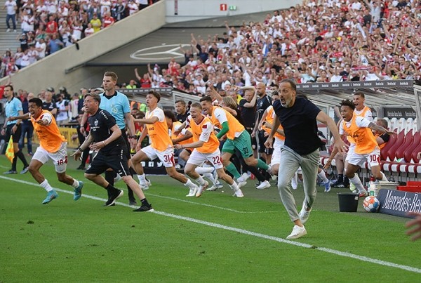 В Бундеслиге спасение празднуют ярче, чем титул! «Штутгарт» забил на 90+2, а дальше – море фанатов на поле