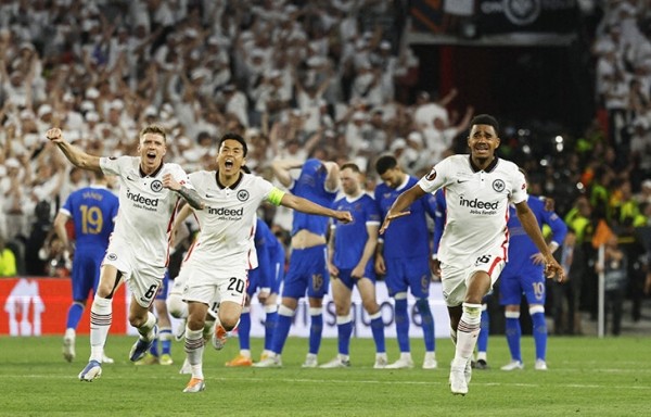 Подзарядка позитивом происходит здесь – от счастливого «Айнтрахта»! Взяли еврокубок после перерыва в 42 года и ушли в отрыв