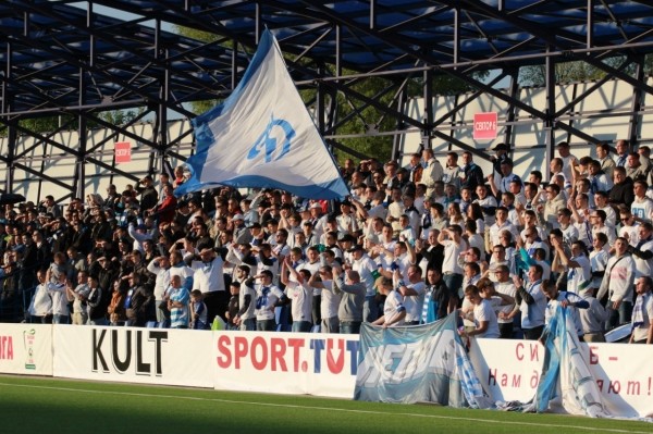 Глеб стаяў у праходзе, бо не хапіла месца, будучы спонсар закахаўся ў клуб, у фанатаў былі свае разборкі. Помніце, як «Крумкачы» раскаталі «Дынама» 4:1?