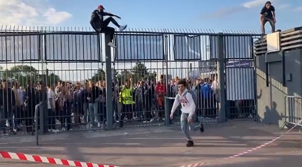 Хаос в Париже, из-за которого финал ЛЧ задержался на 36 минут. Был даже слезоточивый газ Хаос в Париже, из-за которого финал ЛЧ задержался на 36 минут. Был даже слезоточивый газ