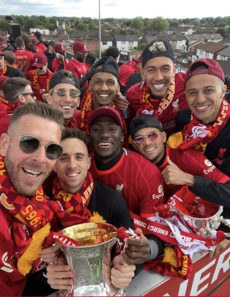 Тысячи фанатов, кубки и счастливые игроки – это парад «Ливерпуля» после финала ЛЧ. Так, а они точно проиграли? Тысячи фанатов, кубки и счастливые игроки – это парад «Ливерпуля» после финала ЛЧ. Так, а они точно проиграли?