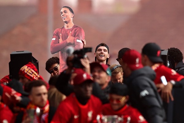 Тысячи фанатов, кубки и счастливые игроки – это парад «Ливерпуля» после финала ЛЧ. Так, а они точно проиграли? Тысячи фанатов, кубки и счастливые игроки – это парад «Ливерпуля» после финала ЛЧ. Так, а они точно проиграли?