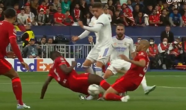 Футбол. Гол Карима Бензема в ворота "Ливерпуля" не засчитали из-за положения "вне игры", хотя "пас" ему сделал соперник
Футбол. Гол Карима Бензема в ворота "Ливерпуля" не засчитали из-за положения "вне игры", хотя "пас" ему сделал соперник