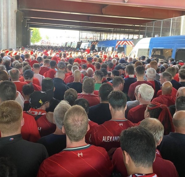 Хаос в Париже, из-за которого финал ЛЧ задержался на 36 минут. Был даже слезоточивый газ Хаос в Париже, из-за которого финал ЛЧ задержался на 36 минут. Был даже слезоточивый газ