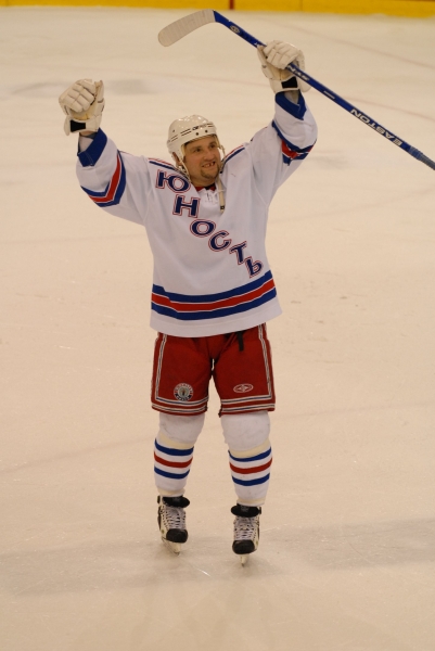 Игрок команды Лукашенко получает за бесценок землю под строительство в Минске, и это – не Басков. Его помнят фаны «Юности», а спецназ очень жестко лупил